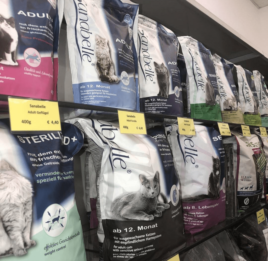 Cats & Dogs Tiernahrungs - Nourishing Choices for Happy Cats and Dogs